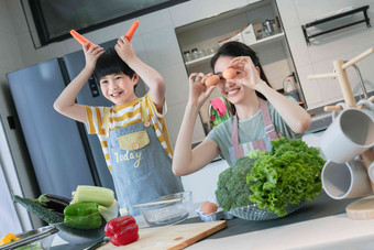 在厨房里做饭的快乐母子新鲜高清素材