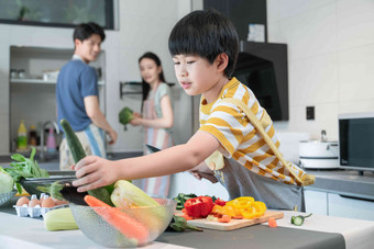 年轻父母教儿子学做饭<strong>绿色食品</strong>高质量照片