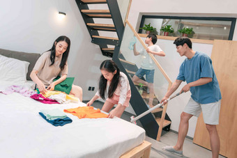 一家四口在家做家务劳动中国高质量照片