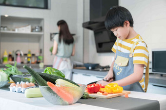 小朋友帮妈妈做饭小学生素材