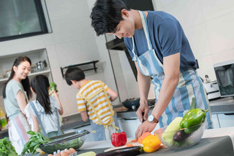 年轻父母厨房食品8岁到9岁
