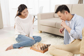 青年情侣下象棋