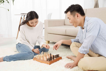 青年情侣下象棋