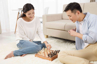 青年情侣下象棋