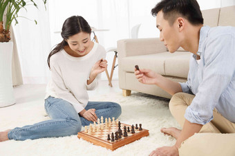 青年情侣下象棋