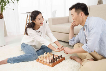 青年情侣下象棋中国高清素材