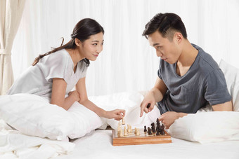 青年情侣下象棋