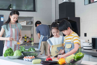 年轻父母教孩子学做饭