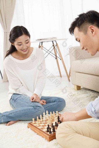 青年情侣下象棋