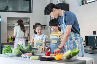 年轻父母教孩子学做饭