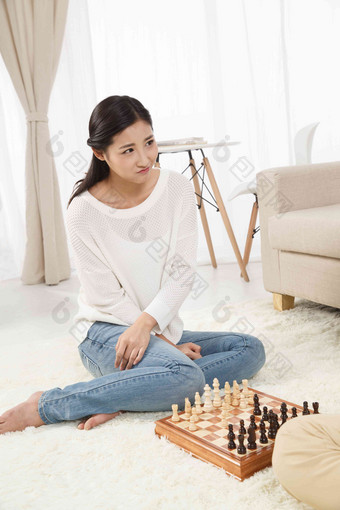 青年情侣<strong>下象棋</strong>