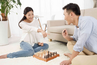 青年情侣下象棋