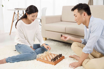 青年情侣下象棋