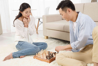 青年情侣<strong>下象棋</strong>