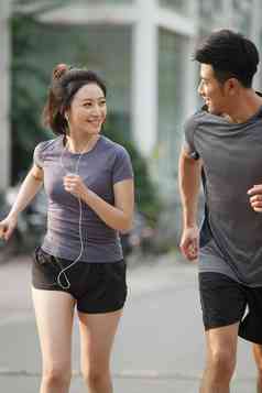 青年情侣跑步健身