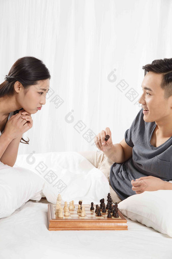 青年情侣下<strong>象棋</strong>