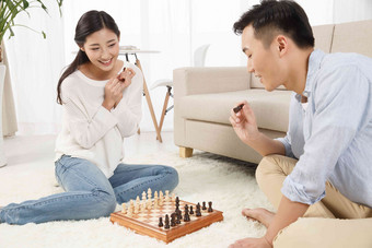 青年情侣下象棋