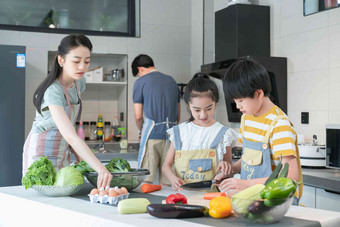 年轻父母教育蔬菜绿色食品高清摄影