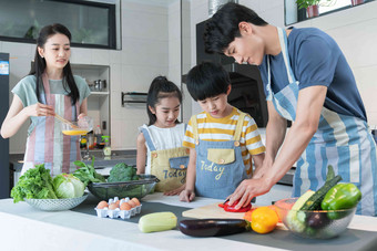 年轻父母教孩子学做饭