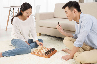 青年情侣下象棋