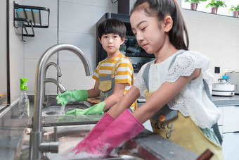 快乐儿童在家做家务洗涤液高端镜头