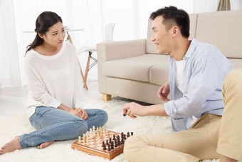 青年情侣<strong>下象棋</strong>