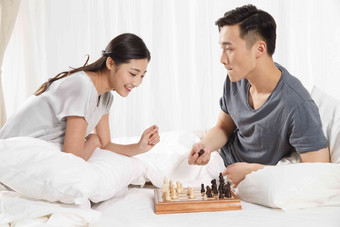 青年情侣下象棋