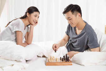 青年情侣下象棋两个人氛围镜头