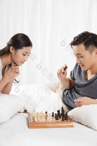 青年情侣下象棋