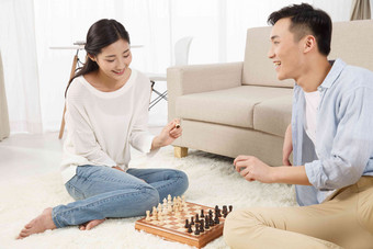 青年情侣下象棋