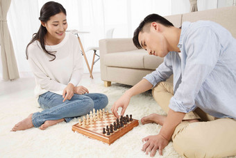 青年情侣下象棋