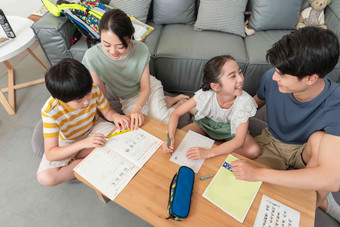 年轻父母辅导孩子做作业女孩清晰拍摄