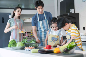 年轻父母教孩子学做饭