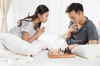 青年情侣下象棋棋盘游戏氛围照片