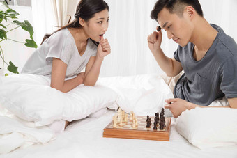 青年情侣<strong>下象棋</strong>