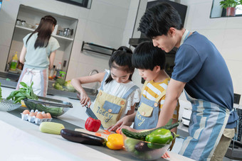 年轻父母教孩子学做饭