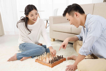 青年情侣下象棋