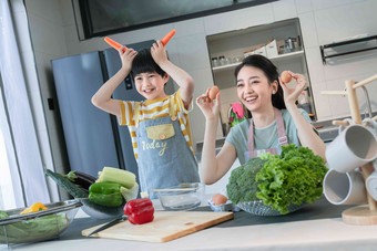 在厨房里做饭的快乐母子中国人摄影