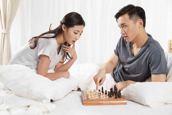 青年情侣下象棋<strong>旗子</strong>高清<strong>摄影</strong>图