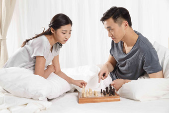 青年情侣下象棋