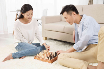 青年情侣下象棋