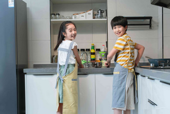 快乐儿童在家做家务两个人高清摄影图