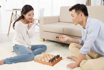 青年情侣下象棋国际象棋高端场景