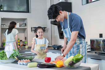 年轻父母教孩子学做饭