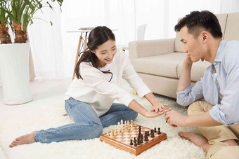 青年情侣下象棋