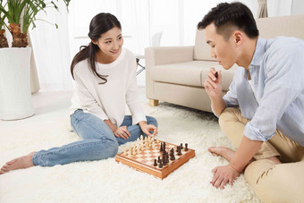 青年情侣下象棋