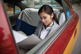 青年女人坐出租车