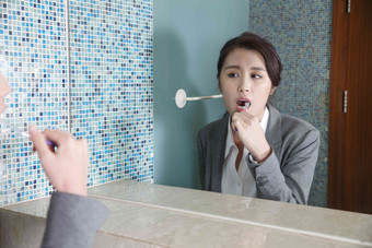 青年女人刷牙