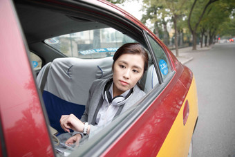 青年女人坐出租车中国氛围相片