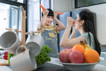 在厨房里做饭的快乐母子中国人高清图片